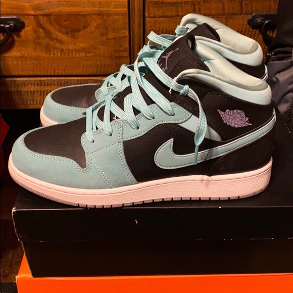 See pic for on box sneaker description - Picture 2 of 8